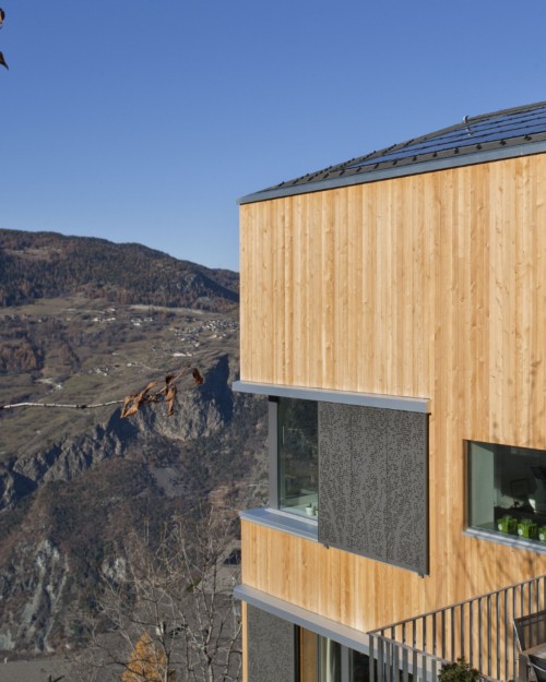 Licht verändert Architektur. Und manchmal verändert Architektur auch das Licht. 💡 Bei diesem privaten Wohnhaus in Vispe...